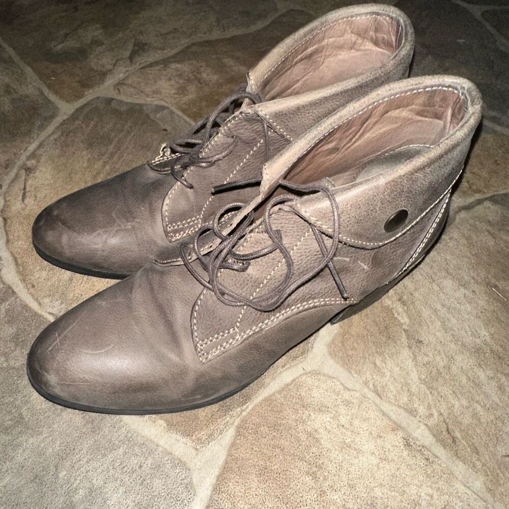 Taos heeled brown lace up 8.5 ortho ankle booties